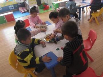 幼兒園大班漂亮的服裝美術(shù)教案