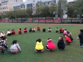 幼兒園大班游戲活動教案《丟手絹》