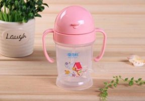 如何訓(xùn)練寶寶用學(xué)飲杯
