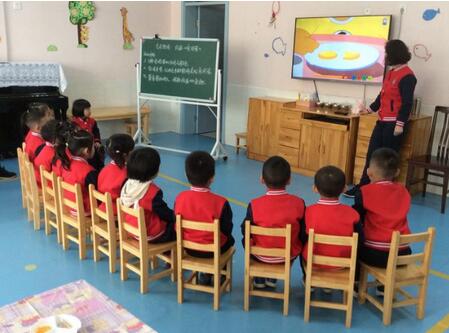 幼兒園大班金孔雀輕輕跳音樂教案