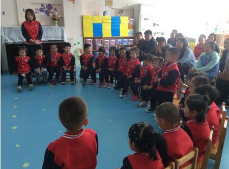 幼兒園大班金孔雀輕輕跳音樂教案