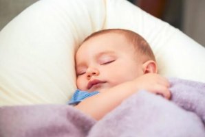 新生兒睡眠時間長，需要叫醒吃奶嗎？