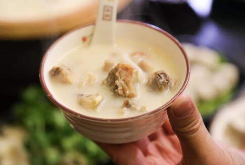 椰肉燉雞湯
