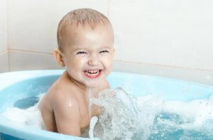 十滴水？痱子水？孩子洗澡水里到底該加點(diǎn)啥？