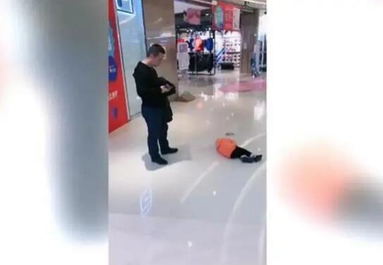不買就不起來，孩子不聽話耍賴大哭怎么辦？