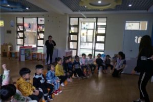 幼兒園小班認識正方形數(shù)學教案
