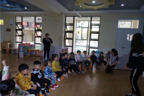 幼兒園小班認識正方形數(shù)學教案