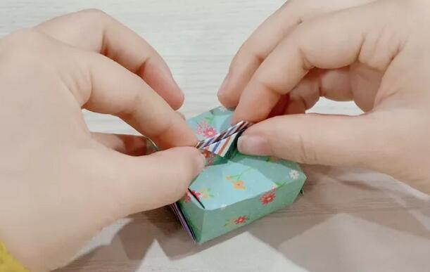 卡紙禮物盒子的折法