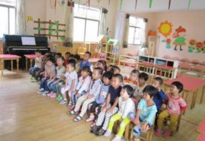 幼兒園小班《我自己來》健康教案