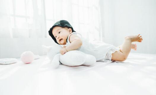 寶寶幾個(gè)月會(huì)翻身 不會(huì)翻身怎么辦