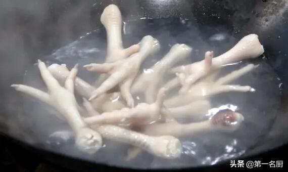 虎皮鳳爪的做法，個個起皮酥爛脫骨