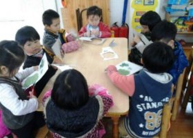 幼兒園大班《我眼中的春天》美術(shù)教案