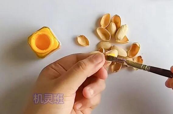 廢物利用手工制作 開心果殼粘貼畫樹