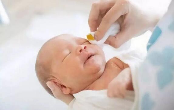 如何給新生兒清理五官