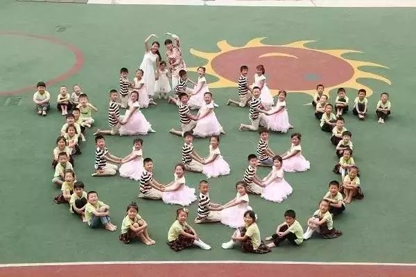 2021年幼兒園創(chuàng)意畢業(yè)照這樣拍