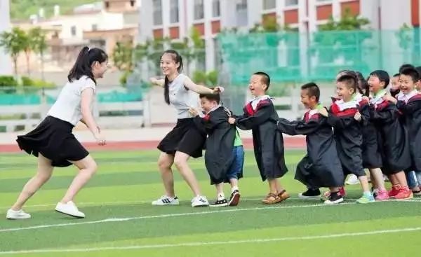 2021年幼兒園創(chuàng)意畢業(yè)照這樣拍