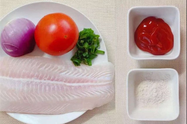 番茄洋蔥燴巴沙魚的做法 一歲寶寶食譜