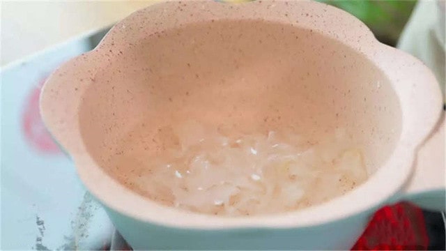 藕粉雪梨銀耳羹的做法 八個(gè)月寶寶輔食食譜