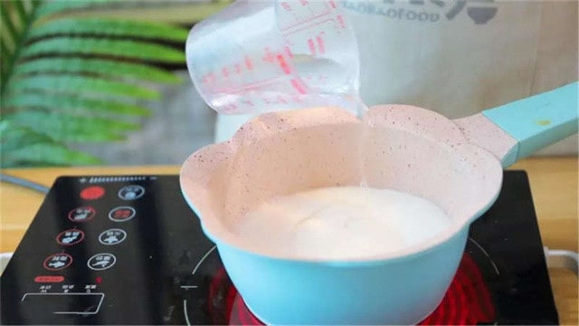 藕粉雪梨銀耳羹的做法 八個(gè)月寶寶輔食食譜