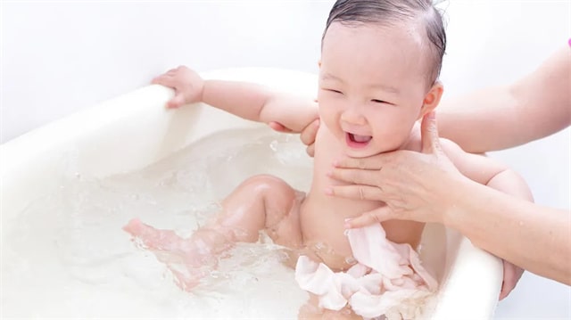 新生嬰幼兒洗澡多長時(shí)間洗一次澡？