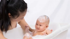 新生嬰幼兒洗澡多長時(shí)間洗一次澡？