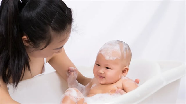 新生嬰幼兒洗澡多長時(shí)間洗一次澡？