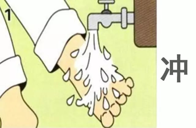小孩燙傷怎么辦，先脫衣服還是先沖水？