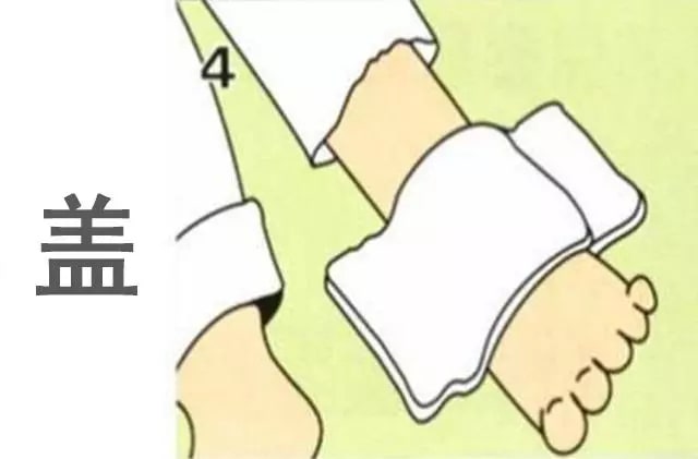 小孩燙傷怎么辦，先脫衣服還是先沖水？