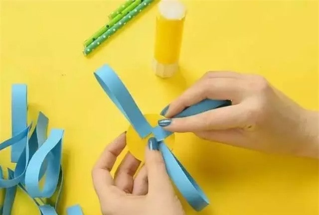 重陽節(jié)彩色卡紙手工制作《菊花》