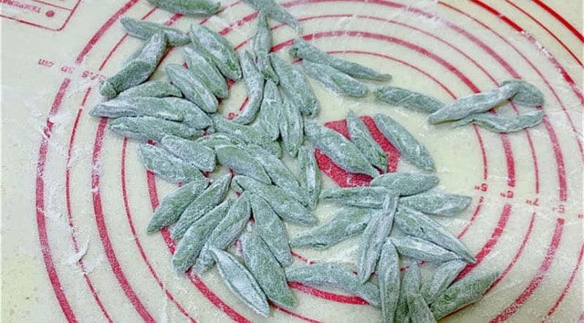 蔬菜肉泥小魚面的做法 1歲寶寶食譜