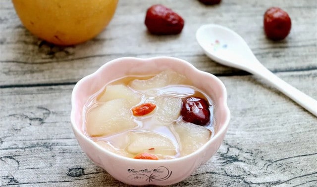 冬天給孩子吃水果，生吃還是熱一熱？