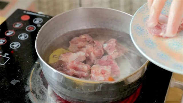 山藥玉米胡蘿卜排骨湯的做法