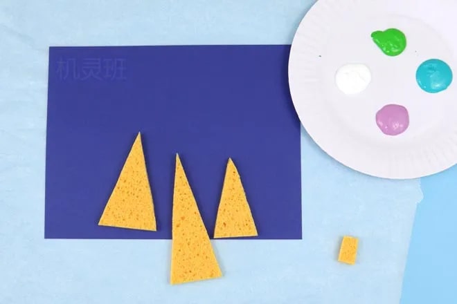 幼兒手工制作：海綿印畫積雪下的冬季大樹