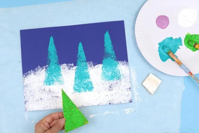 幼兒手工制作：海綿印畫積雪下的冬季大樹