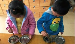 早教親子游戲「夾豆練習(xí)」