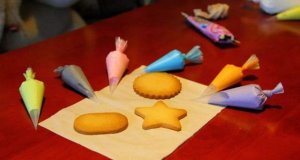 幼兒園中班美術(shù)教案《餅干想象畫》