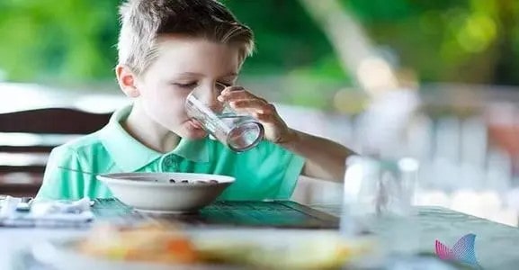 ?一邊喝水，一邊吃飯，會(huì)影響消化嗎？
