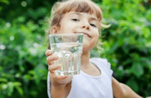 幼兒園小班健康教案《多喝水身體好》
