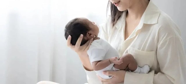 剛出生的嬰兒怎么抱？