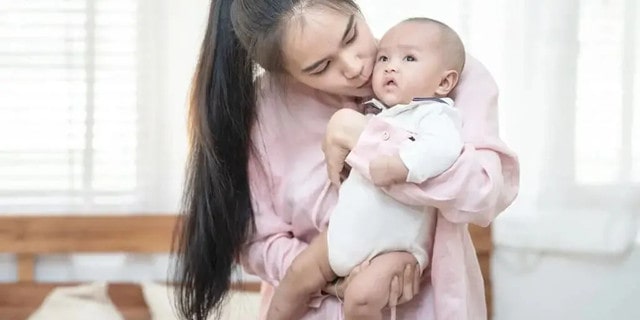 剛出生的嬰兒怎么抱？