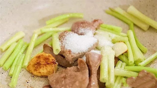 西芹炒豬肝的做法