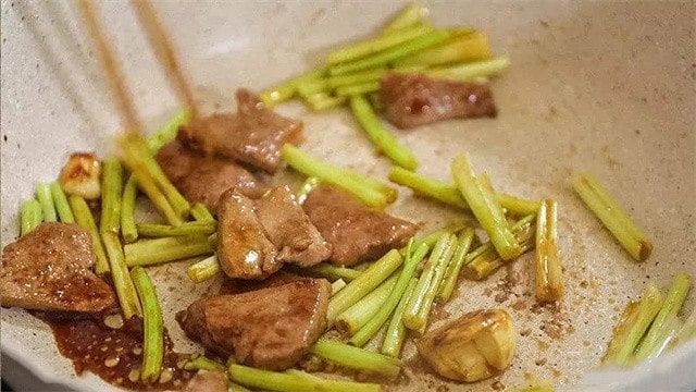 西芹炒豬肝的做法