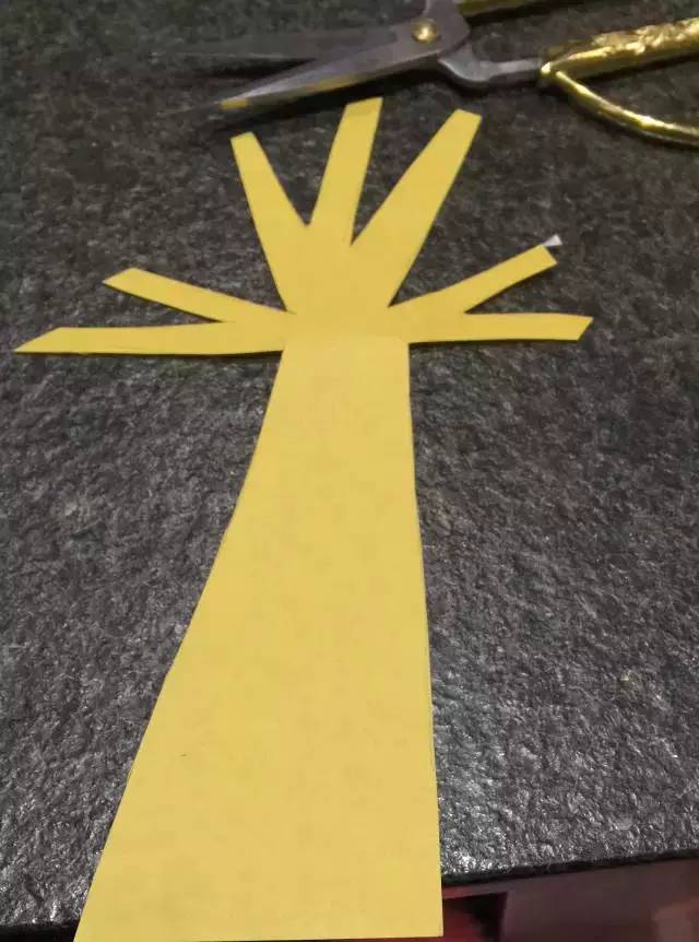 幼兒園植樹節(jié)手工制作《衍紙大樹》